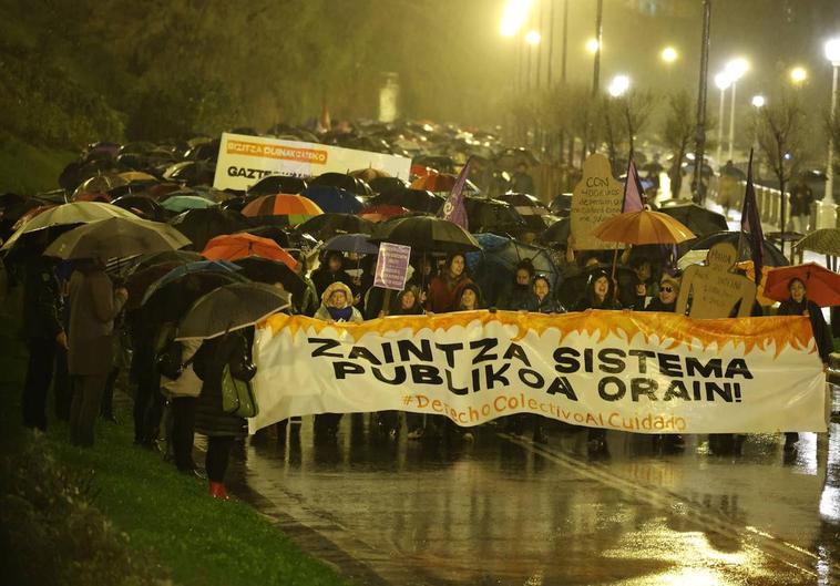 Miles de personas marchan en Donostia por la huelga feminista: «Queremos un sistema público de cuidados»